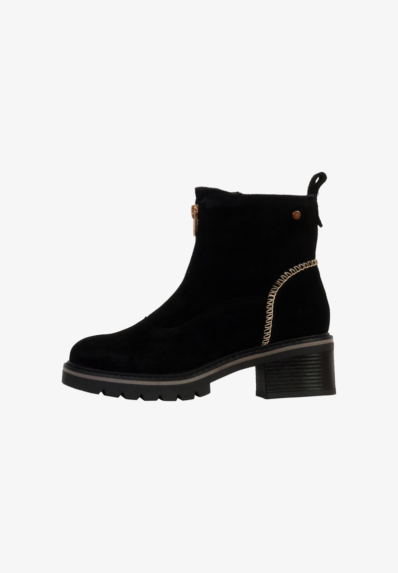 Bottines en suède noir avec un talon carré épais, détails de couture dorée et une fermeture éclair sur le côté pour un enfilage facile. Équipées d'une languette à l'arrière.