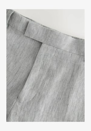 Sivi platneni materijal, s ravnim pojasom i suptilnom teksturom. Dizajn uključuje središnju nabora i uredan završetak.