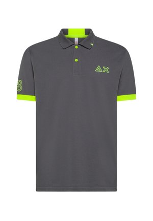 Polo grigio in cotone, con colletto a due bottoni, dettagli verdi sulle maniche e logo in verde neon.