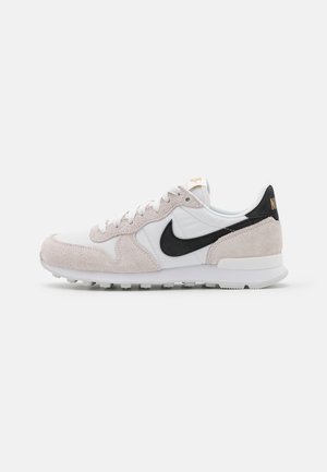 Trainers - white
