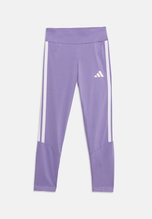 Fialové športové legíny s vysokým pásom, bielymi bočnými pruhmi a malým bielym logom Adidas na hornej časti stehna.