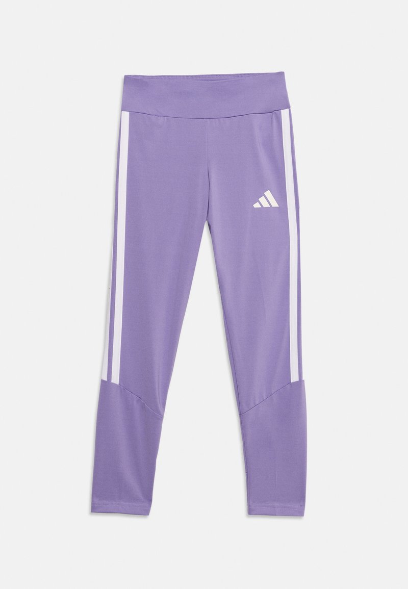 Leggings de sport violets avec taille haute, bandes blanches sur les côtés et petit logo blanc Adidas sur la cuisse supérieure.