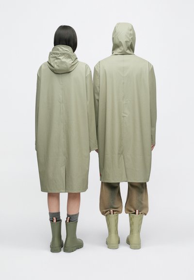 Maison Kitsuné RAIN CLOAK UNISEX - Parka - laurel green