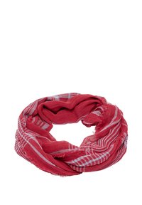 Czerwony szalik z jasnoniebieskimi paskami ułożonymi w pętlę, z postrzępionymi brzegami na białym tle.