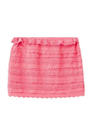 Mini-jupe en dentelle rose avec volants superposés et ourlet festonné.