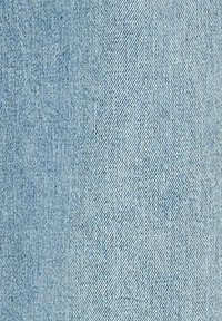 Tissu en denim bleu clair avec un motif en sergé diagonal et des variations subtiles de couleur.