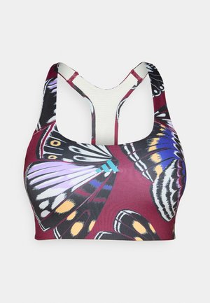 Sujetador deportivo con un estampado de mariposas sobre un fondo burdeos. Presenta un diseño de espalda nadadora y texturas contrastantes en la tela.