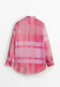 Chemise à manches longues boutonnée en tissu semi-transparent avec des rayures horizontales et verticales tie-dye rose et rouge, vue de dos.