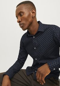 Jack & Jones JJJOE PRINT SHIRT - Svečana košulja - black/ditsy