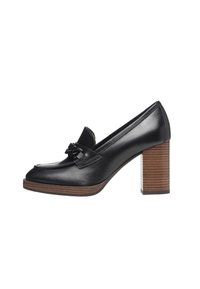 Mocassins à talons hauts en cuir noir avec un bout arrondi et un détail de frange décoratif, dotés d'un talon en bois avec une finition texturée.