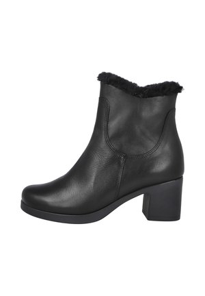 Bota de tobillo de piel negra con un puño de pelo sintético texturizado, puntera redondeada y tacón cuadrado. Presenta detalles de costura en los laterales.