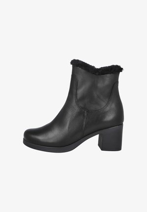 Bota de tobillo de piel negra con un puño de pelo sintético texturizado, puntera redondeada y tacón cuadrado. Presenta detalles de costura en los laterales.