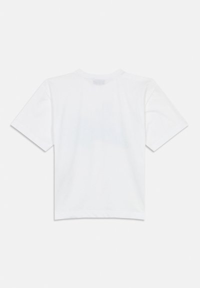 Λευκό βαμβακερό μπλουζάκι με στρογγυλή λαιμόκοψη και κοντά μανίκια. Απλός σχεδιασμός, μονόχρωμο, χωρίς σχέδια ή επιπλέον λεπτομέρειες.