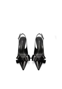 Décolleté slingback in vernice nera con punta affilata, dettaglio a fiocco nella parte anteriore e superficie liscia e lucida.