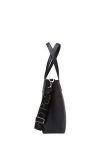 Sac à main en cuir noir avec un design effilé, doté de doubles poignées et d'une bandoulière contrastante avec un logo. Fermeture zippée sur le dessus.
