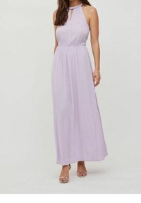 Robe maxi en lavande clair, avec un col halter, un détail œillet et une texture plissée. Tissu lisse avec taille ajustable, longueur jusqu'aux chevilles.
