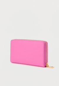 Ζωηρό ροζ πορτοφόλι με φερμουάρ, με λεία επιφάνεια, ορθογώνιο σχήμα, χρυσά μεταλλικά στοιχεία και ραμμένη λεπτομέρεια στις άκρες.