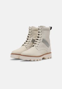 Botas de tobillo con cordones en suave cuero blanco roto con un acabado texturizado, que presentan una franja gris en contraste y una suela de goma gruesa.