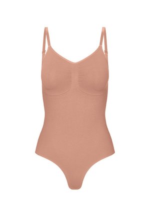 Bezšuvju bēšā krāsā bodijs ar regulējamām plānām lencītēm un izliekto izgriezumu kaklā, radīts gludai, piegulošai silueta līnijai.