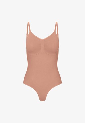 Bezšvový tielkový overal v telovej farbe s nastaviteľnými tenkými ramienkami a výstrihom do oblúka, navrhnutý pre hladký a priliehavý strih.