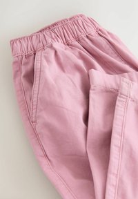 Roze lichte stoffen broek met een elastische tailleband, zijzakken en een gladde textuur. Voorzien van een minimalistisch ontwerp en subtiele stiksel details.