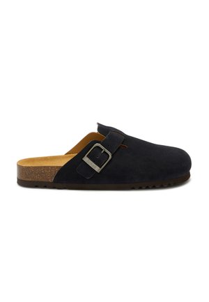 Schwarzer Slip-On-Clog mit Obermaterial aus Veloursleder, verstellbarer seitlicher Schnalle, Korkfußbett und schwarzer gerillter Sohle.