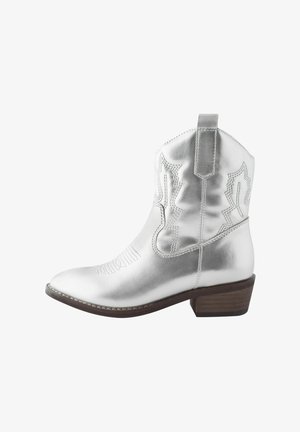 Zilveren metallic cowboylaars met een puntige neus, gestapelde houten hak en decoratieve stiksels op de schacht en neus.