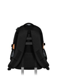 Mochila negra con correas acolchadas de malla, un cuerpo de tela texturizada y un bolsillo lateral con un acento naranja. Diseñada para un uso cómodo.