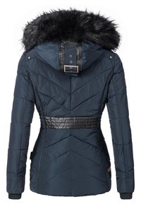 Marineblauwe geïsoleerde jas met een faux fur-voering in de capuchon, chevronstiksels en een gestructureerde zwarte riem. Voorzien van zilveren hardware accenten.