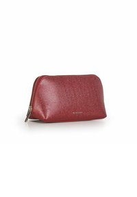 Rode glanzende cosmeticapouch met een ronde vorm, gouden ritsluiting en een klein logo-detail. Gemaakt van synthetisch materiaal.