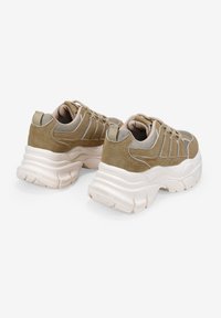 Baskets Chunky en vert olive et beige en daim avec des accents en maille, semelle en caoutchouc et panneaux texturés. Inclut un amorti de couleur crème.