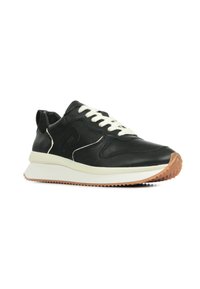 Sneaker in pelle nera con lacci bianchi, punta arrotondata e suola in gomma testurizzata. Presenta un branding discreto e accenti bianchi a contrasto.