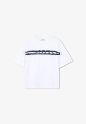 T-shirt blanc à manches courtes avec une bande texturée bleu foncé traversant la poitrine et le mot "LANVIN" en motifs alternés.