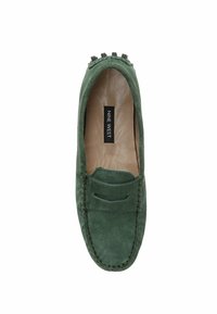 Grüner Wildleder-Loafer mit gesticktem Design, einer kleinen oberen Öffnung und dekorativen schwarzen Nieten an der Ferse. Das Innenfutter ist beige.