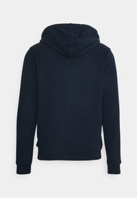 Marineblå hettegenser med en myk tekstur, ribbestrikkede mansjetter, et enkelt bakdesign og en klassisk passform. Ingen synlige logoer eller mønstre.