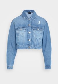 Chaqueta de mezclilla azul clara recortada con mangas largas, cierre de botones en la parte delantera, dos bolsillos en el pecho y sutiles detalles desgastados.