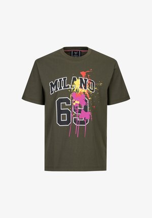 Olijfgroene katoenen t-shirt met een 'MILANO 60' grafiek met spatten van roze, geel en oranje. Korte mouwen en ronde hals ontwerp.