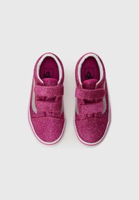 Baskets à paillettes roses avec des bandes velcro, semelle en caoutchouc blanche et accents argentés. Texture lisse avec une finition brillante.