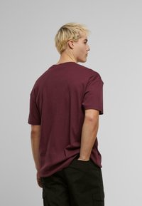Urban Classics SHORTSLEEVE - Paprasti marškinėliai - cherry