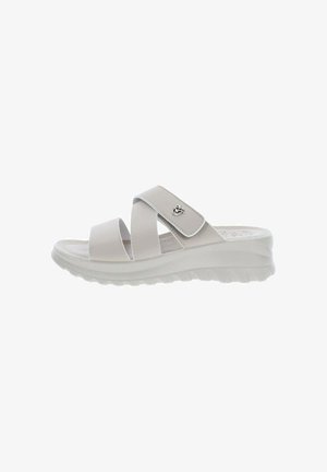 Sandalia de cuña blanca con dos tiras anchas y cierre de velcro ajustable, con un pequeño detalle de logo metálico en el lateral.