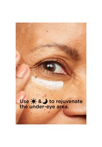 Gros plan sur une personne appliquant de la crème sous l'œil avec un texte indiquant l'utilisation matin et soir pour le rajeunissement du contour des yeux.