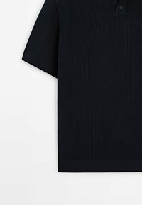 Zwarte polo met korte mouwen van gebreide stof en een placket met twee knopen, weergegeven op een witte achtergrond.