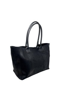 Borsa tote nera realizzata in finta pelle di serpente testurizzata. Presenta due manici robusti e un design spazioso, con un interno liscio.
