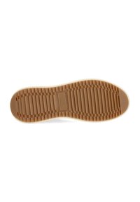Suela de zapato en goma marrón claro con surcos texturizados y patrones elevados; incluye un logo incrustado y diseño de punta redondeada.
