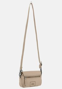 Borsa a tracolla in pelle beige con scomparto con zip, tracolla regolabile e accessori in metallo argentato. Texture liscia e forma compatta e arrotondata.