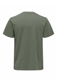 Camiseta de manga corta en color verde oliva, hecha de suave tela de algodón. Cuenta con un cuello redondo y un corte relajado. Sin patrones ni acentos visibles.