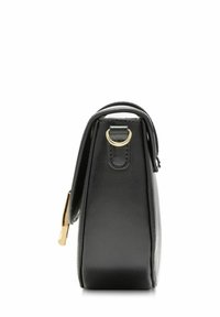 Czarna skórzana torba o strukturalnym kształcie, gładkiej fakturze i złotym akcentcie w postaci pierścienia. Posiada krótki uchwyt i prostokątny kształt.