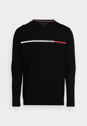 Camiseta negra de manga larga hecha de algodón, con una franja horizontal blanca y roja con el logo "TOMMY HILFIGER" en el centro.