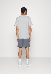 adidas Sportswear ESSENTIALS SINGLE LINEAR EMBROIDERED - Apdrukāts T-krekls - medium grey heather