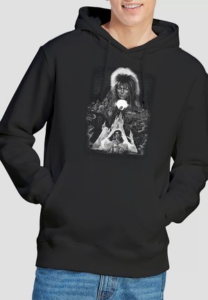 Schwarzer Hoodie mit einem grafischen Aufdruck eines Charakters mit weißen Haaren, umgeben von Szenen aus einer Fantasiewelt. Weicher Stoff, lässige Passform.